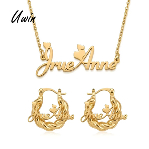 Collana e orecchini personalizzati in acciaio inossidabile UWIN, set da 2 pezzi, gioielli con nome ipoallergenici per ragazza - Product Image 1