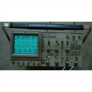 Oscilloscope Tektronix 2246 1y à quatre canaux 100 MHz, deux sondes, cordon d'alimentation - Product Image 1