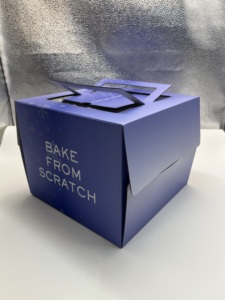 Hộp bánh gợn sóng tùy chỉnh có tay cầm, in bốn màu bên ngoài và cửa sổ trong suốt phía trên - Product Image 1