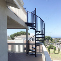 Escalier Circulaire Prima, Escalier en Spirale de Luxe Italien, Escalier de Villa et d'Appartement avec Marches en Marbre et Garde-Corps en Métal