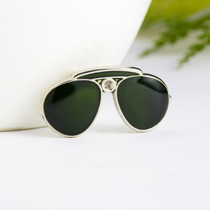 Tùy Chỉnh Thiết Kế Men Pins Số Lượng Lớn Phim Hoạt Hình Kính Mát Kéo Máy Bay Cho Hat Quần Áo Túi Ve Áo Trâm Cài - Product Image 5