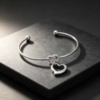 Bracelet jonc ouvert en acier inoxydable plaqué PVD avec breloque cœur, étanche et hypoallergénique pour femme