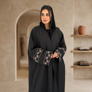 Abaya noire en soie faite à la main de Dubaï avec de magnifiques broderies blanches, tenue de prière musulmane traditionnelle pour adultes, anti-plis, manches longues - Product Image 3