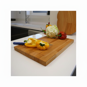 Tabla de cortar de madera natural hecha de madera de primera calidad, perfecta para cortar y servir en la cocina. - Product Image 1