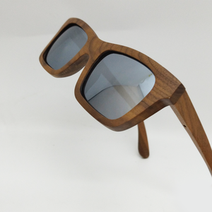 Lunettes de soleil en noyer noir de haute qualité avec logos personnalisés et une variété de couleurs de verres. Autres articles divers - Product Image 3