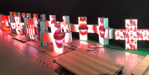 Panneau d'affichage LED à double croix verte P10 pour boutique et hôpital - Product Image 5