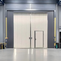 Puerta Corredera Industrial de Material Compuesto de Plástico y Acero, Moderna y Duradera, Apertura Lateral Eléctrica, Resistente al Viento, Insonorizada 60dBA, Personalizable