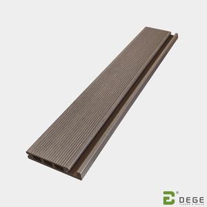 Plancher extérieur en composite <span class=keywords><strong>bois</strong></span>-plastique à surface lisse, antidérapant et résistant à l'humidité, facile à <span class=keywords><strong>nettoyer</strong></span>, <span class=keywords><strong>pour</strong></span> <span class=keywords><strong>terrasse</strong></span> d'hôtel, garantie 5 ans - Product Image 1