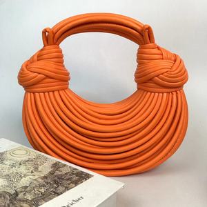 กระเป๋าถือสะพายข้างเดี่ยว ดีไซน์ใหม่ยอดนิยม แฟชั่นผู้หญิง สีทองเมทัลลิก ทำมือ ปรับแต่งได้ มีซิปปิด มีหลายสี - Product Image 3