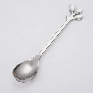 Set Moderno di Cucchiai e Forchette in Acciaio Inox Dorato a Forma di Foglia con Manici Lunghi per Dessert e Feste - Product Image 4