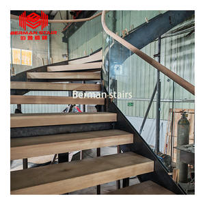 Escalier incurvé d'art avancé jumelé à des balustrades en <span class=keywords><strong>fer</strong></span> forgé à la main Marches en bois en acier inoxydable adaptées à la décoration de villa - Product Image 1