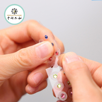 Graines d'oreille adhésives transparentes de couleur chakra pour l'auriculothérapie avec cristal d'acupuncture