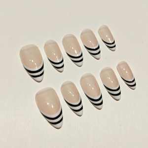 Ongles press-on <span class=keywords><strong>tendance</strong></span> Muhaha : <span class=keywords><strong>Manucure</strong></span> française en amande avec double rayures - Product Image 1