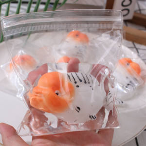 Juguete Antiestrés de Goma TPR Suave con Forma de Pez Dorado Lan Shou - Product Image 3