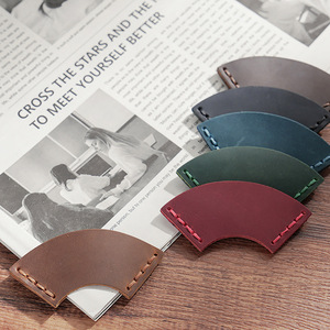 Nhà Máy Tùy Chỉnh Handmade Laser Cắt Thân Thiện Với Môi Nổi Hỗn Hợp Màu Sắc Dễ Thương Phong Cách Điên Da Bò Da Đánh Dấu - Product Image 2