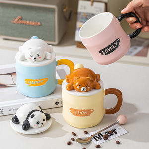 Tasses en céramique à motif de dessin animé des Trois Petits Ours coquins, avec couvercle et cuillère, de grande valeur, vente en gros - Product Image 4