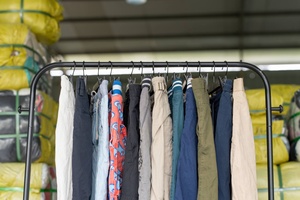 SH06 Abbigliamento Usato di Alta Qualità per Uomo, Estate, Misto, Balle da 50kg, Vendita all'Ingrosso, Altamente Pulito e Ordinato, per T-Shirt, Jeans, Pantaloncini, Pantaloni Cargo - Product Image 3