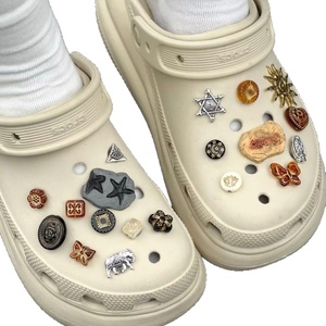 Décorations de chaussures en alliage de conception innovante Types de boucles de totem amovibles uniques pour chaussures Cro Matériel métallique bricolage - Product Image 1