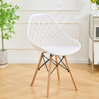 Chaise de salle à manger moderne en plastique PP creux, inspirée des pieds en bois massif, pour la maison, le café, l'hôtel, le restaurant