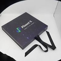 Boîte rigide noire de luxe à couvercle rabattable avec gaufrage et revêtement UV, emballage personnalisé pour souris d'ordinateur et tapis de souris (matériaux recyclés)