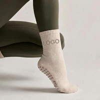 Chaussettes de Pilates antidérapantes avec logo personnalisé Chaussettes respirantes en coton, nylon, spandex Crew Grip pour