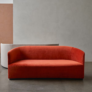 Sofá Nórdico de Dos Plazas en Terciopelo con Patrón de Tigre, Cojines Rellenos de Esponja y Patas de Madera para Personalización en Hoteles o Salones de Té - Product Image 1