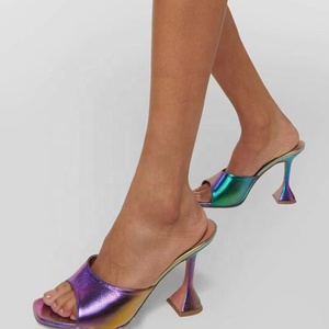 Sandalias de tacón bajo para mujer con logo personalizado, zapatos de verano con punta abierta, parte superior colorida y brillante, estilo stiletto. - Product Image 1