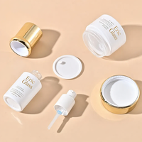 Ensemble d'emballages cosmétiques de luxe en verre opale blanc avec bouchons pompe dorés brillants pour sérum et crème de soin