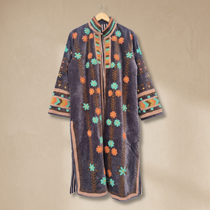 Manteau long en velours gris anthracite fait main sur mesure, style Suzani, avec des motifs floraux turquoise et orange et des formes géométriques - Product Image 5