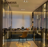 Dressing contemporain avec système d'armoires vitrées et aménagement d'espace personnalisé pour projets de mobilier d'outre-mer