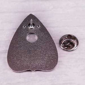 Pins Metálicos Esmaltados de Alta Calidad con Diseño de Castillo Mágico y Fantasma Bajo <span class=keywords><strong>la</strong></span> Luz de <span class=keywords><strong>la</strong></span> Luna, Acabado Pulido - Product Image 3