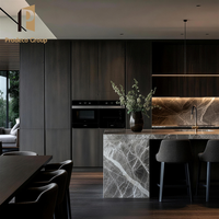 Cuisine complète moderne en mélamine pour projet de maison de ville de luxe, avec îlot et plan de travail en marbre