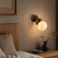 Applique murale artisanale en bois massif au design minimaliste avec abat-jour en albâtre, lumière blanc chaud pour salle de bain et intérieurs chaleureux