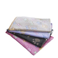Vente en gros stock Couverture universelle quatre saisons en flanelle épaissie pour animaux de compagnie Conception d'impression de patte pour chats et chiens Utilisation hivernale