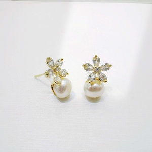 Boucles d'oreilles clous vintage en argent sterling 925 plaqué or 14 carats, perle classique simple, fleur élégante, pour mariage - Product Image 3
