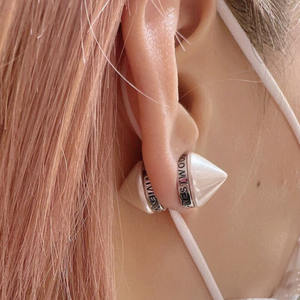 Pendientes de Perlas Cónicas Empress Dowager Vivienne, Chapados en Oro, Diseño Único de Saturno de Doble Cara, Estilo Nicho para Mujer - Product Image 4