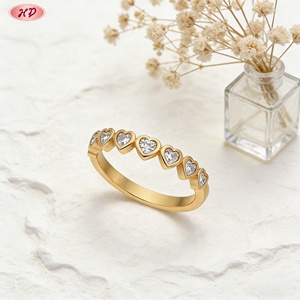 Anillo Apilable de Latón Chapado en Oro de 18K con Gema de Corazón y Circonita Creada en Laboratorio para Mujer, Ideal para Uso Diario - Product Image 1