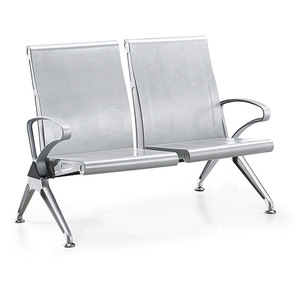 Sillas en fila con respaldos de acero inoxidable electrochapado y reposabrazos para sala de espera de aeropuerto, conferencias o uso en salas de infusión. - Product Image 1