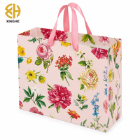 Sac en papier floral botanique français de luxe avec poignée en ruban rose pour emballages de cosmétiques, de parfums et de cadeaux de demoiselles d'honneur