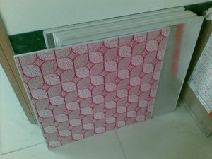Beaux carreaux de plafond en gypse PVC avec arrière en papier d'aluminium dans linyi city - Product Image 5