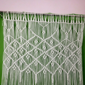 Décoration murale géométrique en macramé bohème, faite à la main en coton écologique, pour salon, fond blanc et vert - Product Image 1