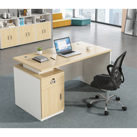 Bureau de travail modulaire en bois au design moderne et épuré pour postes de travail, configuration de mobilier de bureau pour employés