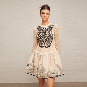 Magnifique robe courte brodée de fleurs pour femmes pour les rassemblements sociaux Spandex Options de tissu personnalisable naturel Volants - Product Image 3