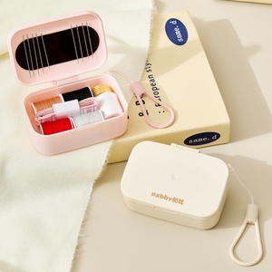 Kit de couture de voyage personnalisé avec logo, kit de couture en cuir pour hôtel, kit de couture pour débutants, kit d'aiguilles et de fils, fournitures de réparation de couture à la main d'urgence - Product Image 1