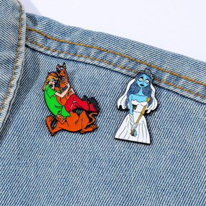 Badge en métal de personnage de dessin animé, Broche en alliage et Épingle de revers en émail, Thèmes : Mariée zombie, Jason et son chien de famille - Product Image 4