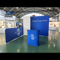 Stand Modular Personalizado para Ferias Comerciales con Caja de Luz LED y Soporte Retráctil para Pancartas |   Sistema de Exhibición Portátil para Eventos