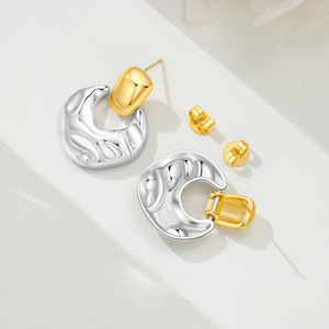 Pendientes de dos tonos hechos de latón blanco, resistentes a la decoloración, son el accesorio perfecto para damas que asisten a fiestas. - Product Image 4