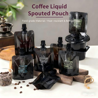 Sacs à bec liquide noirs 50-100ml personnalisables. Autoportants, imperméables pour portions de café et vente à emporter.