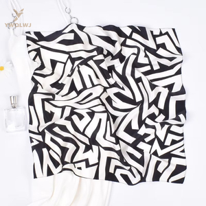 Écharpe pour femmes en <span class=keywords><strong>soie</strong></span> <span class=keywords><strong>de</strong></span> mûrier 100% personnalisée 12mm petit Bandanas géométriques carrés <span class=keywords><strong>de</strong></span> 53cm mouchoir <span class=keywords><strong>de</strong></span> luxe avec style solide - Product Image 1