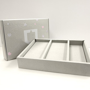 Boîtes d'emballage avion haut de gamme avec gaufrage élégant, impression quadricolore et conception multicouche pour un emballage sécurisé de coques de téléphone et de montres - Product Image 1
